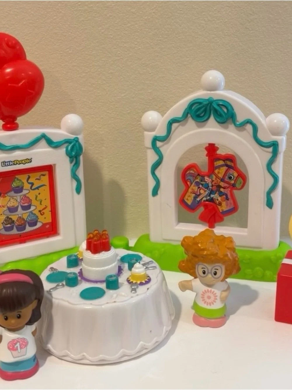 Kids Birthday Playset with White & Green Cake Table